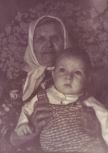 Бабушка с правнучкой Олей.