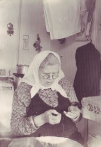 Бабушка рукодельничает.