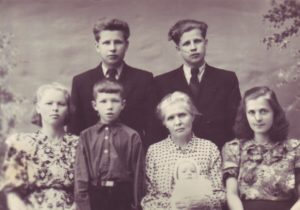 Петкау, Рудольф и Ваня со своими жёнами, Лениногорск.