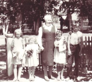 Бабушка:  Юрик, Ирина, Наташа и Света Петкау.