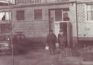 Петкау Люда, Нина, и Юля возле 9 этажного дома, Георгиевск.