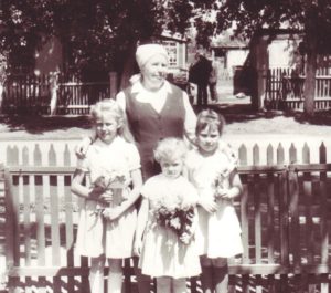 Бабушка с Ириной, Наташей и Светой Петкау, Ерментау.