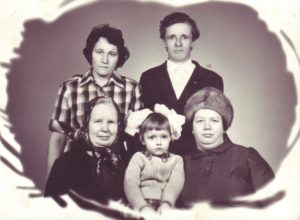 Петкау Вера, Лёня, Люда, мама, Юля, 1984 год, Георгиевск.