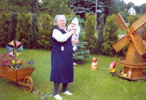 Мама со своей правнучкой Леей.