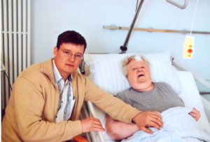 Петкау Юра у бабушки в больнице 2008 год
