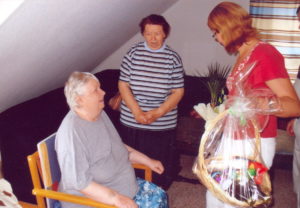 Ирина поздравляет бабушку с днем рождения 2008год